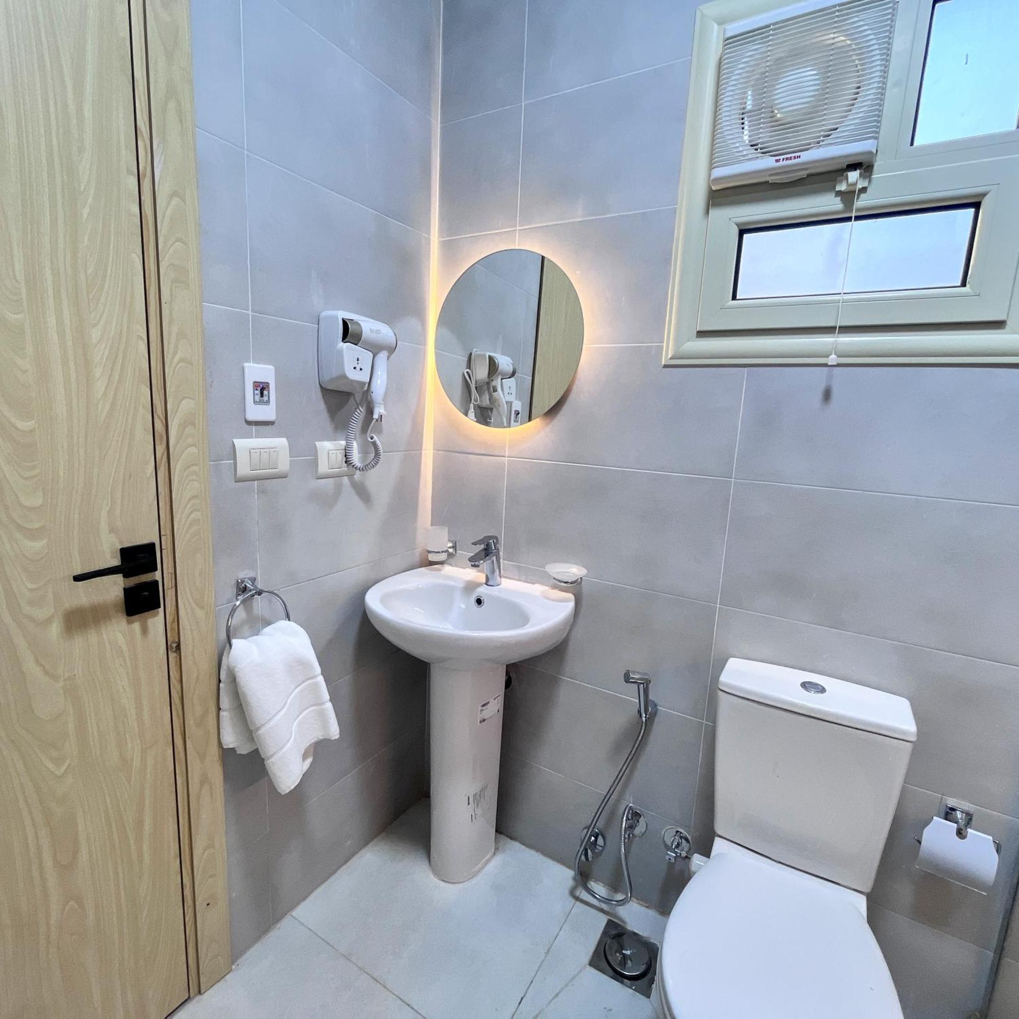Boho Getaway With Pyramids View & Jacuzzi Apartment Giza Bagian luar foto