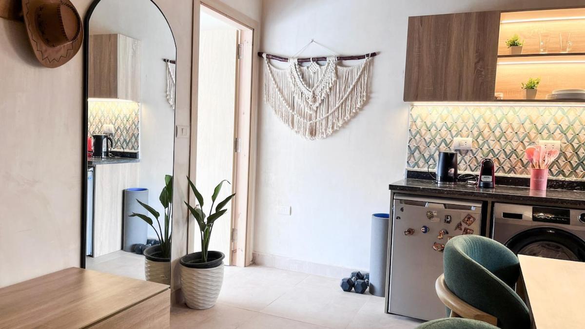 Boho Getaway With Pyramids View & Jacuzzi Apartment Giza Bagian luar foto