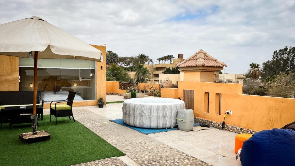 Boho Getaway With Pyramids View & Jacuzzi Apartment Giza Bagian luar foto